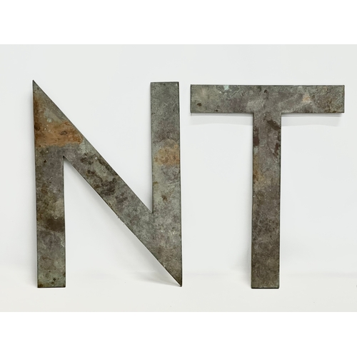 736 - Two large bronze letters. N 33x47cm. T 35x46.5cm.