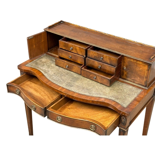 812 - A Hepplewhite style mahogany serpentine front writing table, with leather top. 90.5x55x108cm. (10)