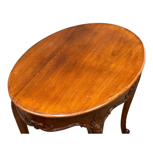 918 - An Early 20th Century French mahogany centre table, on cabriole legs. 102x68x74cm (11)