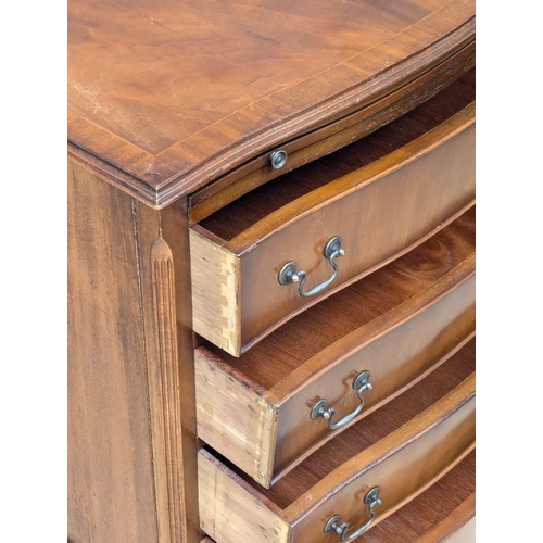 956 - A Georgian style inlaid mahogany bachelors chest of drawers with brushing slide. 77x44x84.5cm (4)