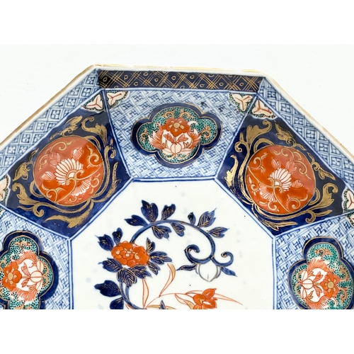 216 - A Late 19th Century Imari Octagonal plate. With the Chinese Chenghua 4 character mark. 26x26x4cm.