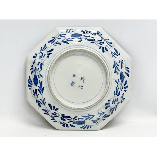 216 - A Late 19th Century Imari Octagonal plate. With the Chinese Chenghua 4 character mark. 26x26x4cm.