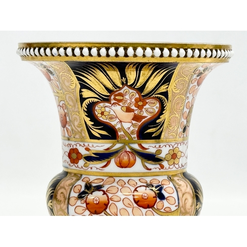 88 - An Early 19th Century painted Imari footed vase. With beadwork rim and base. Spode. Circa 1800-1820.... 