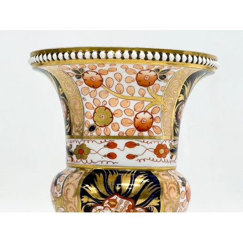 88 - An Early 19th Century painted Imari footed vase. With beadwork rim and base. Spode. Circa 1800-1820.... 