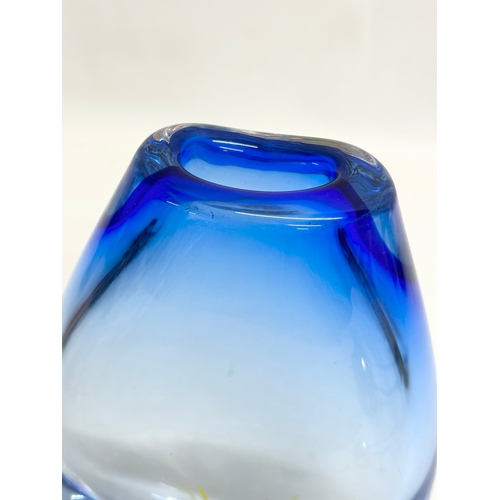 109 - A Late 20th Century art glass vase. 14x21cm.