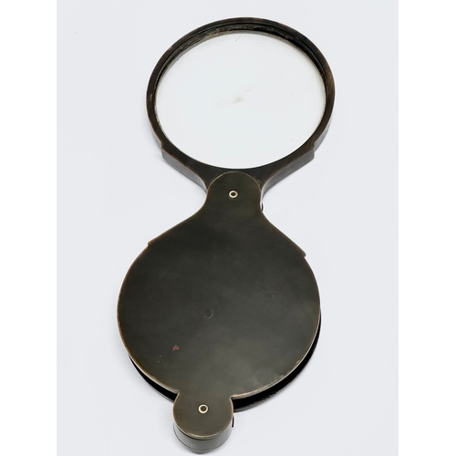 28 - A large Late 18th/Early 19th Century Georgian horn magnifying glass. 25cm.