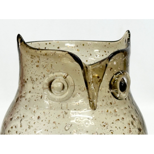 252 - A Late 20th Century Blenko style art glass owl. 15x15x18cm.