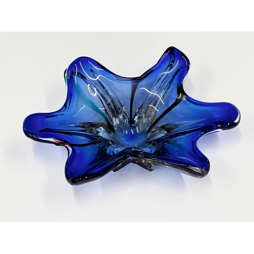 400 - A JICo Murano Glass bowl. 26x22x8cm