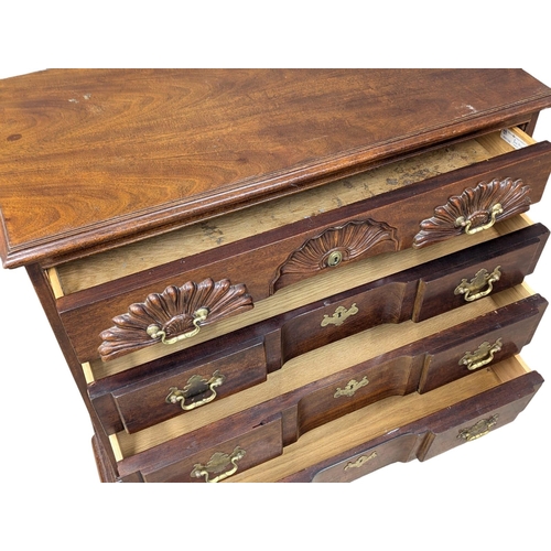 439 - An American Chippendale style mahogany chest of drawers. 98x50x86cm