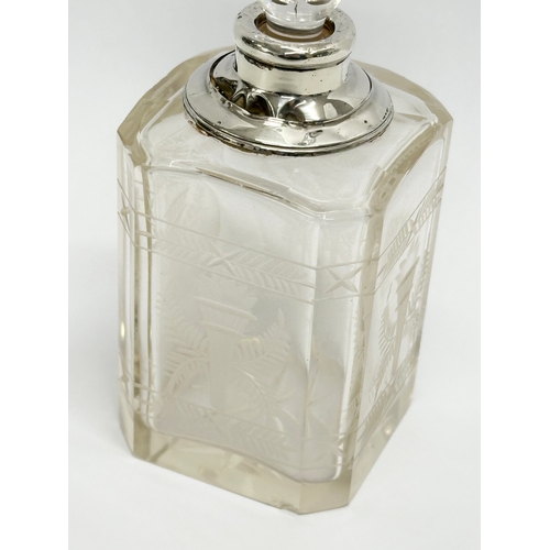 586 - A Late 19th/Early 20th Century silver mounted scent bottle/perfume bottle. London. Faded makers mark... 