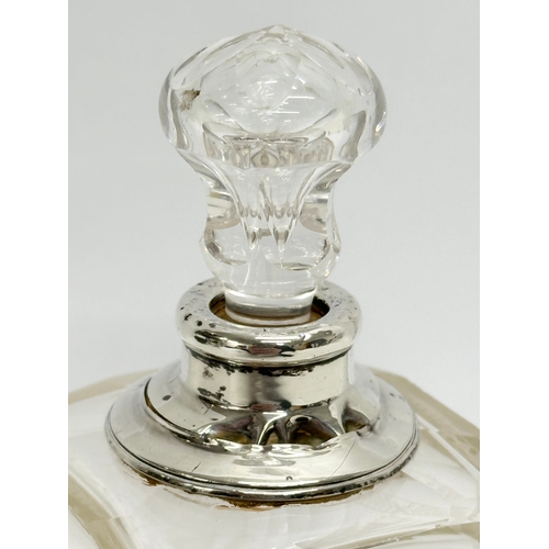 586 - A Late 19th/Early 20th Century silver mounted scent bottle/perfume bottle. London. Faded makers mark... 