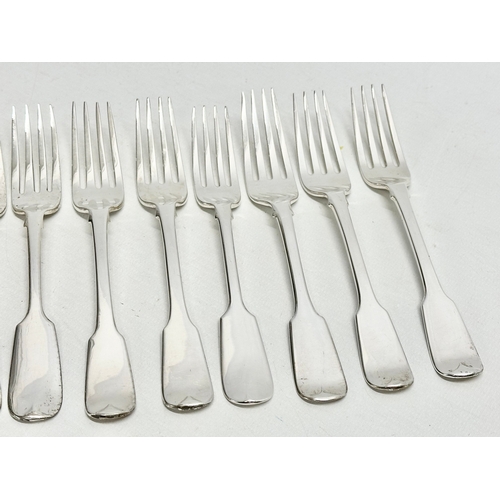 590 - David Pettifer. A set of 12 Early Victorian silver forks. London, 1840, 1845, 1847. 564 grams. 17.5c... 