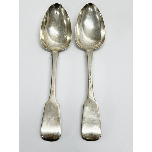 598 - Irish silver serving spoons. William Cummins. Dublin, 1825. George IV. 142 grams. 22.5cm (2)