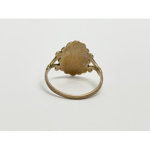 601 - A 9ct gold ring. 2 grams. Size N.    (8)