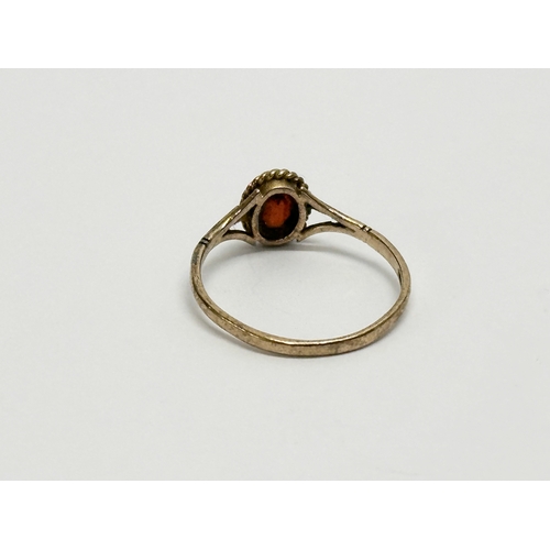 605 - A 9ct gold ring with garnet. 1.36 grams. Size M.   (10)