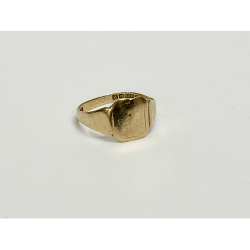 621 - A 9ct gold ring. 1.28 grams. Size J.    (10)