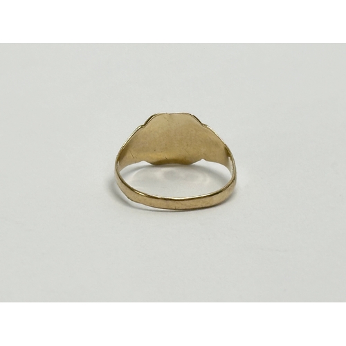 621 - A 9ct gold ring. 1.28 grams. Size J.    (10)