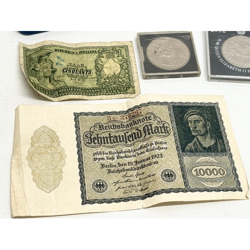 646 - A quantity of commemorative coins, with German and Italian bank notes.    (9)