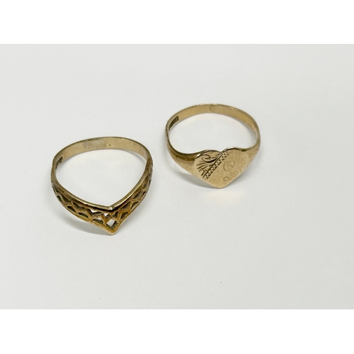 637 - Two 9ct gold rings. 1.8 grams. Size F, G.    (10)