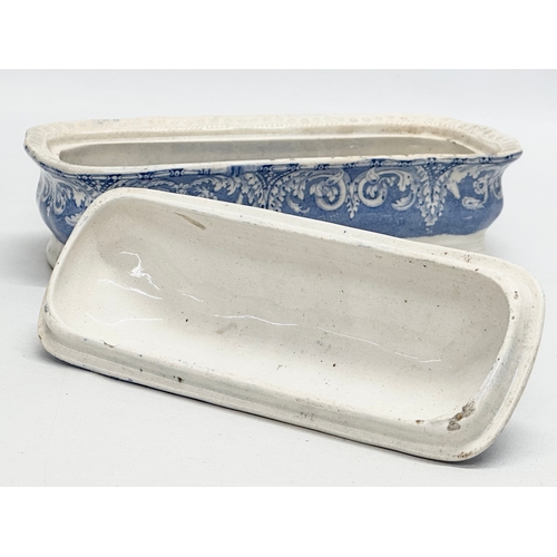 430 - A Mid 19th Century blue and white pottery toilet box/razor box with cover. 20x9x9cm