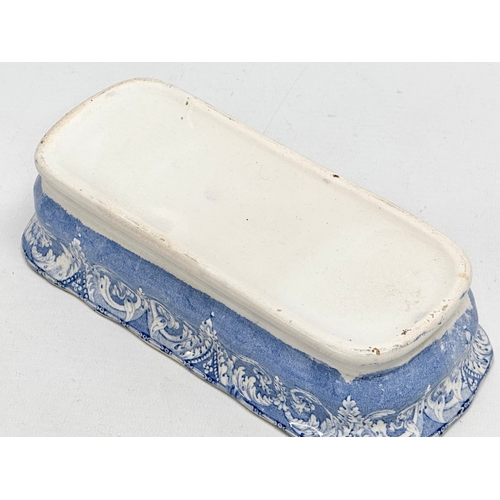 430 - A Mid 19th Century blue and white pottery toilet box/razor box with cover. 20x9x9cm