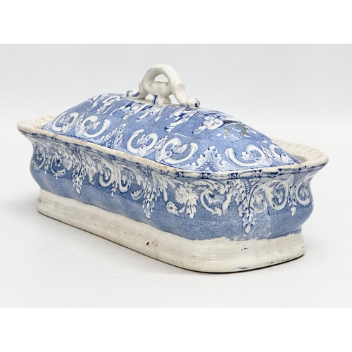 430 - A Mid 19th Century blue and white pottery toilet box/razor box with cover. 20x9x9cm