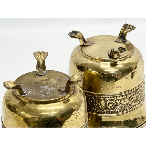 508 - A pair of Early 20th Century English brass jardiniere/planters, raised in 3 lion paw feet. 17x15cm