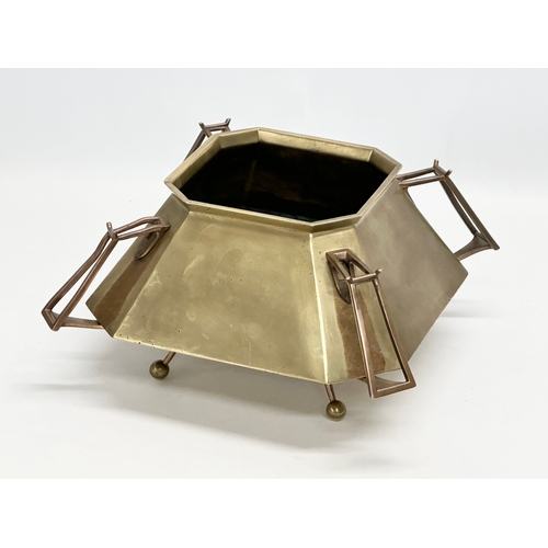 24 - A Late 19th Century Arts & Crafts brass and copper jardinere/planter. 29x30x17cm