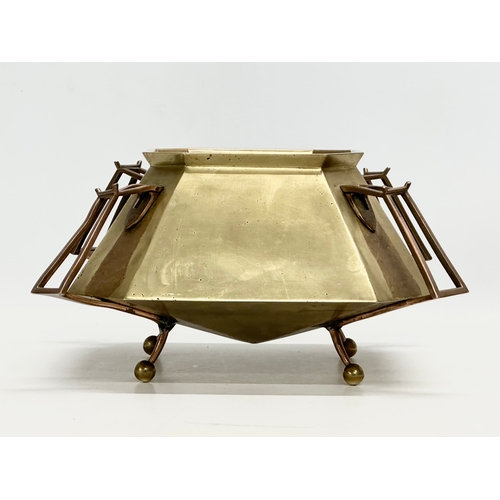 24 - A Late 19th Century Arts & Crafts brass and copper jardinere/planter. 29x30x17cm