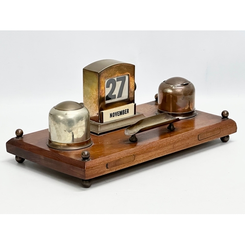 184 - A large Late 19th/Early 20th Century desktop calendar inkwell. 33x18x15cm