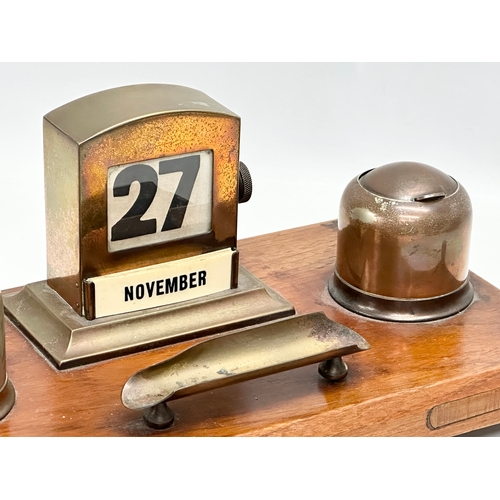 184 - A large Late 19th/Early 20th Century desktop calendar inkwell. 33x18x15cm