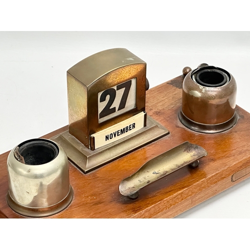 184 - A large Late 19th/Early 20th Century desktop calendar inkwell. 33x18x15cm