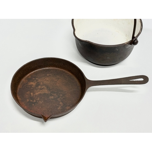 551 - An Early 20th Century cast iron pot and griddle pan.