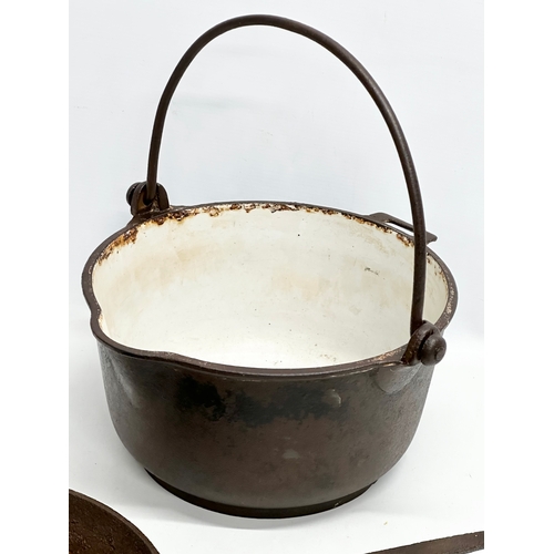 551 - An Early 20th Century cast iron pot and griddle pan.