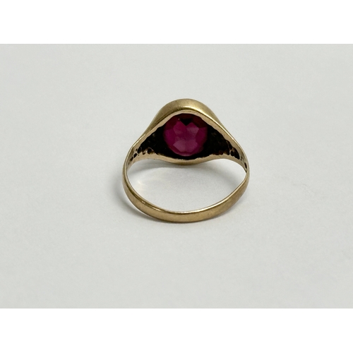 656 - A small 9ct gold ring with garnet. 1.7 grams. Size F.     (11)