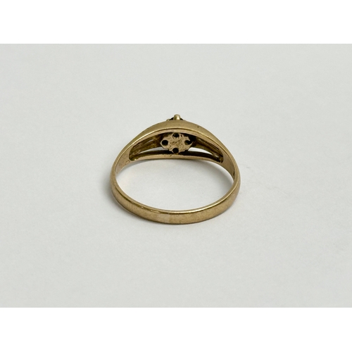 657 - A ladies 9ct gold ring with garnets. 2.4 grams. Size R.      (11)