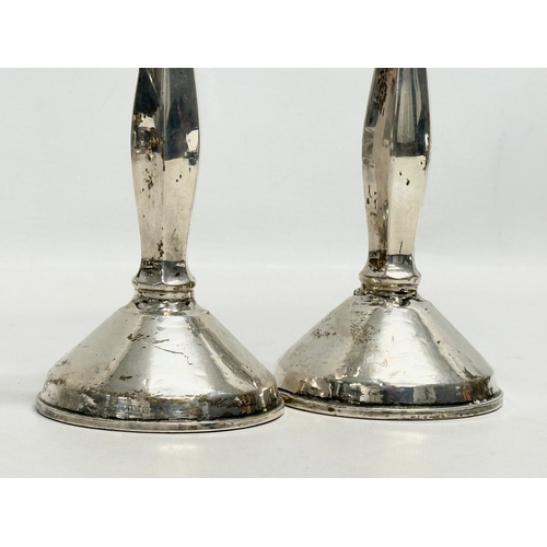 687 - A pair of silver candlesticks. Birmingham 1925. 16.5cm  (2)