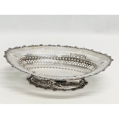 683 - A large silver centrepiece bowl. Birmingham 1902. 447 grams. S. Blanckensee & Son. 33x22x9cm    (6)