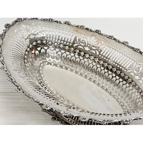 683 - A large silver centrepiece bowl. Birmingham 1902. 447 grams. S. Blanckensee & Son. 33x22x9cm    (6)