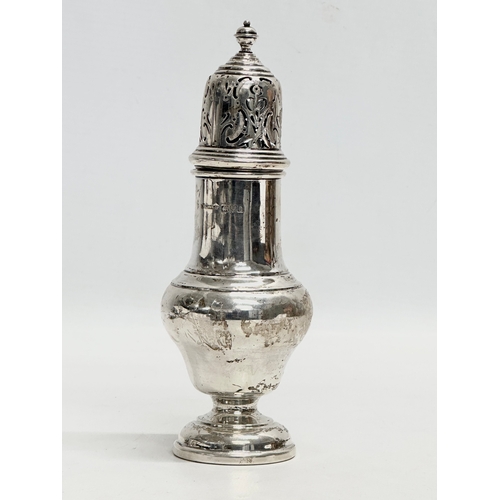 684 - A silver sugar shaker. Chester 1926. 122 grams. S. Blanckensee & Son. 18cm  (4)