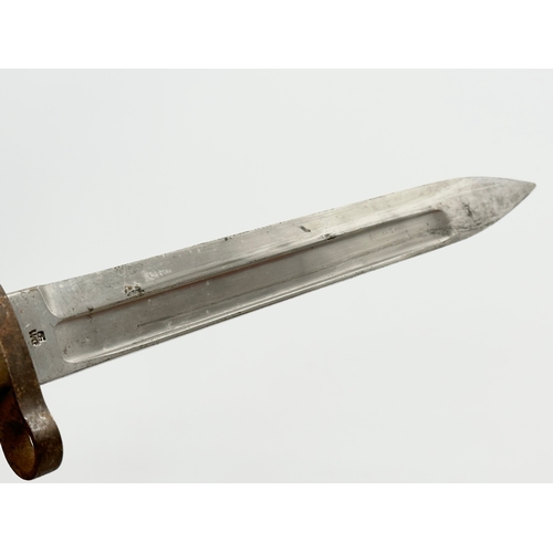 513 - A WWII bayonet. 39cm