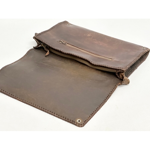 421 - An Early 20th Century leather satchel. 30x20cm