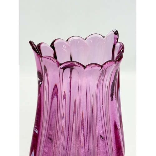 817 - A Murano Glass vase. 21cm