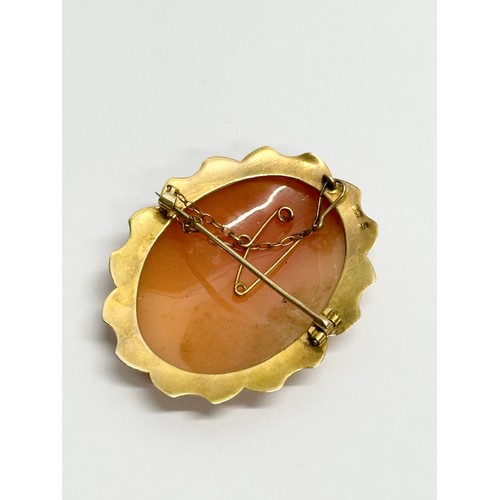 608 - A 9ct gold cameo brooch, 4.5cm  (5)