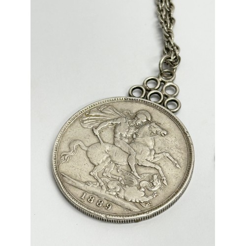 712A - A silver crown with silver chain, 44 grams. Dated 1889.    (8)