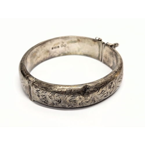 867 - A vintage silver bangle. 25.4g  (5)