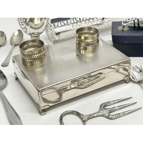 840 - A collection of silver plate and stainless steel. E.P and stainless cutlery. House of Marbles wine b... 