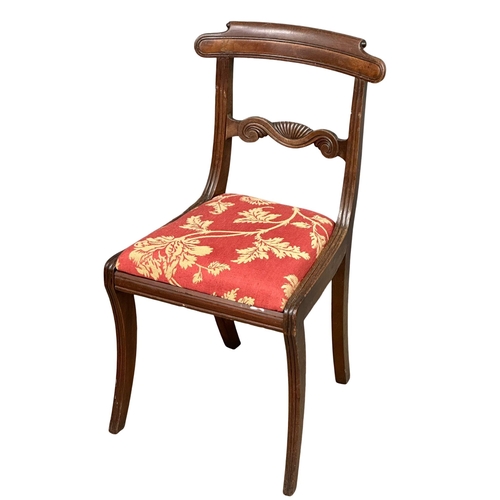 459 - A set of 4 George IV mahogany bar back dining chairs on sabre legs. Circa 1820.(4)