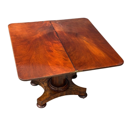 220 - A William IV mahogany turnover tea table. Circa 1830. 95.5x48.5x76cm.