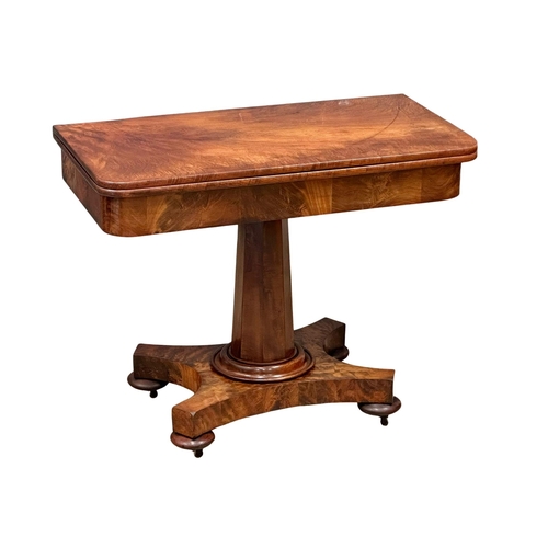 220 - A William IV mahogany turnover tea table. Circa 1830. 95.5x48.5x76cm.